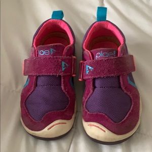 Perfect color Plae sneakers!